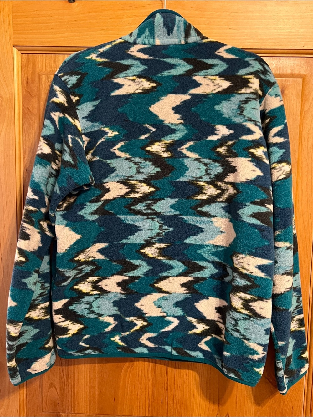 Patagonia Women's Teal, Navy & White Patterned Synchilla Fleece Pullover - Picture 7 of 7